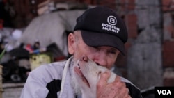 José Burga Palacios, de 73 años, es un migrante peruano que vive en extrema pobreza en Caracas. Llegó tres décadas atrás, en busca de mejoras económicas, y dice que morirá en Venezuela.
