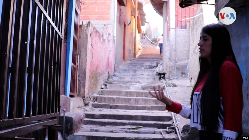 Unas marcas de bala en una reja cuentan la historia de violencia que guarda un barrio enclavado en los cerros de Caracas y que algunos jóvenes tratan de dejar atrás.
