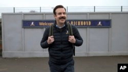 En esta imagen difundida por Apple TV+, Jason Sudeikis en una escena de "Ted Lasso". (Colin Hutton/Apple TV+ vía AP)