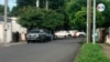 Agentes de policía apostados en las afueras del la sede de la publicación Trinchera de la Noticia, en Managua, el 10 de junio de 2022. [Foto: Cortesía]