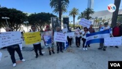 Salvadoreños radicados en el sur de California consideran que Nayib Bukele está tomando decisiones “antidemocráticas” y por eso salieron a marchar frente a la IX Cumbre de las Américas. [Foto: VOA / Antoni Belchi]