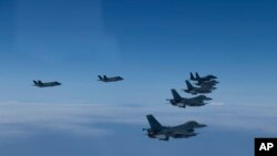 En esta foto proporcionada por el Ministerio de Defensa de Corea del Sur, aviones de combate de la Fuerza Aérea de Corea del Sur y de EE. UU. vuelan en formación durante un simulacro conjunto el martes 7 de junio de 2022.