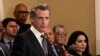 ARCHIVO - El gobernador de California, Gavin Newsom, analiza el reciente tiroteo masivo en Texas durante una conferencia de prensa en Sacramento, California, el miércoles 25 de mayo de 2022.