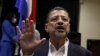 El presidente electo de Costa Rica, Rodrigo Chaves, habla con los periodistas en San José, Costa Rica, el 4 de abril de 2022.