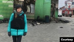 Yulia Zubova frente a un edificio destruido por las fuerzas rusas en la ciudad de Irpin, cerca de Kiev, el 3 de abril de 2022. [Foto cortesía Yulia Zubova].