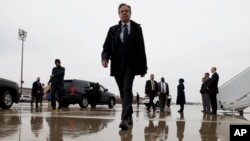 El secretario de Estado, Antony Blinken, camina para abordar un avión en la Base de la Fuerza Aérea Andrews, Maryland, el martes 5 de abril de 2022. Blinken se dirige a Bruselas. (Evelyn Hockstein/Foto de la piscina vía AP)
