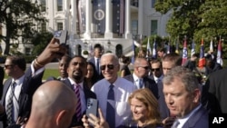 El presidente Joe Biden posa para una foto después de hablar en el jardín sur de la Casa Blanca en Washington, el martes 13 de septiembre de 2022