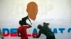Artistas pintan un retrato del finado presidente haitiano Jovenel Moise cerca de la residencia presidencial donde fue asesinado en el área de Petion-ville de Puerto Príncipe, Haití, el jueves 7 de julio de 2022.