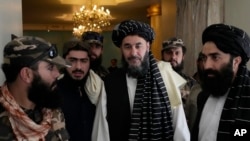 Bashir Noorzai, centro, en su ceremonia de liberación en el Hotel Intercontinental, en Kabul, Afganistán, el 19 de septiembre de 2022.