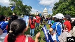 ARCHIVO - Centroamericano se concentran frente al Congreso para pedir ampliación de TPS el 15 de septiembre de 2022.
