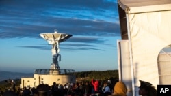 ARCHIVO - Un gran público asiste al lanzamiento del primer microsatélite de Etiopía en Adis Abeba, en diciembre de 2019.