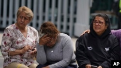 La gente se reúne en la calle luego de un terremoto de magnitud 7,6 en la Ciudad de México, el lunes 19 de septiembre de 2022