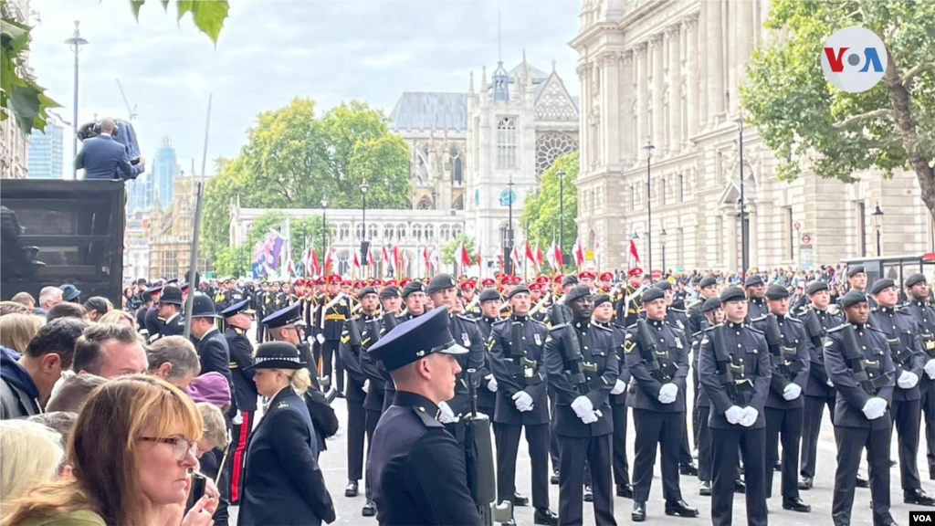 Las Fuerzas Armadas Británicas formadas a las afueras de la abadía de Westmister para el cierre de los funerales de Estado de la reina Isabel II.&nbsp;