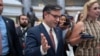Trump respalda permanencia de Mike Johnson como presidente de Cámara de Representantes