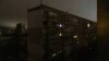 Algunas ventanas de un edificio de apartamentos se ven iluminadas durante un apagón en el centro de Kiev, Ucrania, el lunes 14 de noviembre de 2022. (AP Foto/Andrew Kravchenko)