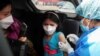 Una niña recibe una dosis de una vacuna contra el COVID-19 en Lima, Perú, en enero de 2022.