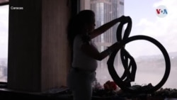 Artista convierte neumáticos viejos en ropa y accesorios