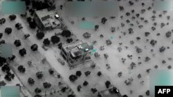 Esta combinación de imágenes del 3 de febrero de 2022 a partir de imágenes publicadas por el Departamento de Defensa de EEUU muestra el complejo que alberga al emir de ISIS Al-Qurayshi, arriba, en el noroeste de Siria antes de una redada ejecutada por las fuerzas estadounidenses.