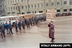 SOVIET UNION -- LITHUANIA -- (FILES) A woman demonstrates in Moscow on January 13, 1991 protesting against the Soviet army crackdown against the nationalist Lithuanian authorities. Demonstrators are passing by the KGB building (aka Lubyanka). Lithuania wa