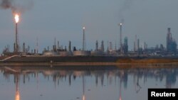ARCHIVO - Vista general del complejo refinador de Amuay, que pertenece a la petrolera estatal venezolana PDVSA en Punto Fijo, Venezuela, 17 de noviembre de 2016.