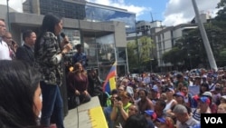 La diputada Delsa Solorzano durante la Asamblea Popular en la plaza Alfredo Sadel, al este de Caracas. Foto: Álvaro Algarra - VOA