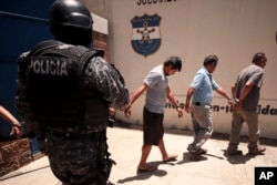 Detenidos en la División Central de Investigación de la Policía Nacional de El Salvador son presentados a la prensa, acusados de pertenecer a estructuras de tráfico de personas. San Salvador, agosto 29 de 2019.