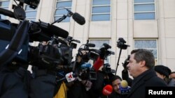 El abogado de Joaquín Guzmán, Jeffrey Lichtman llega al juicio en el distrito de Brooklyn, Nueva York, EE. UU., el 6 de febrero.
