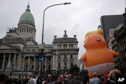 Opositores a la cumbre del G20 llevaron un muñeco inflable gigante que representa al presidente de los Estados Unidos, Donald Trump, llevando un pañal frente al Congreso en Buenos Aires, Argentina, el jueves 29 de noviembre de 2018.