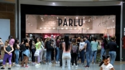 Varias personas llegaron a los centros comerciales de Caracas, que realizaron un viernes negro.