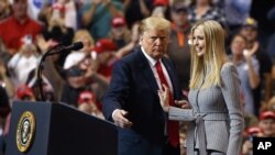 El presidente Donald Trump con su hija Ivanka Trump durante un mitin de campaña en el Centro IX, en Cleveland, el lunes 5 de noviembre de 2018.