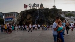 Cubanos reunidos cerca del Malecón de La Habana se conectan a Internet desde sus teléfonos móviles.