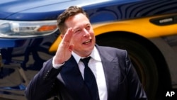 El director general de Tesla, Elon Musk, sale de un centro de justicia en Wilmington, Delaware, el martes 13 de julio de 2021.