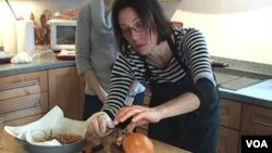 La estilista de alimentos, Lisa Cherkasky, prepara un sándwich salmón para una sesión fotográfica.