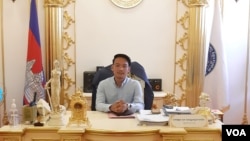 លោក សុខ សុវណ្ណវឌ្ឍនាសាប៊ុង ប្រធានគណបក្សខ្មែរក្រោក អំឡុងពេលផ្ដល់បទសម្ភាសដល់ VOA នៅខុទ្ទកាល័យរបស់លោក ក្នុងរាជធានីភ្នំពេញ កាលពីថ្ងៃទី០២ ខែមេសា ឆ្នាំ២០២០ ។ (អូន ឆេងប៉រ/VOA) 