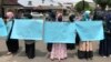Mahasiswi Universitas Sumatera Utara (USU) saat melakukan unjuk rasa melawan tindak pelecehan seksual di kampus, Jumat (21/6). (VOA/Anugrah Andriansyah)