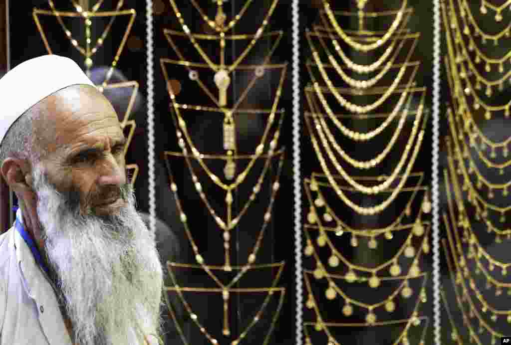 M&uuml;səlman zəvvar Beyt &uuml;l-Lah məscidinin yaxınlığındakı qızıl mağazasında bazarlıq edir.&nbsp; 23 oktyabr, 2012. 