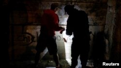 Un policía interroga a un hombre mientras busca drogas y armas durante el operativo "Costa Rica Segura Plus", en San José, el 8 de diciembre de 2023.