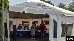 Nicaragüenes varados en la frontera de Peñas Blancas, entre Costa Rica y Nicaragua, se realizan la prueba de COVID-19 gracias a la cooperación de varias organizaciones. Foto: Armando Gómez, 31 de julio 2020.