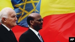 Negasso Gidada (right) bids farewell to then-Italian President Oscar Luigi Scalfaro (left) in 1997. Ethiopia’s first president, Negasso later became active in Ethiopia’s opposition politics.