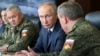  El presidente ruso, Vladimir Putin (centro) y el ministro de Defensa ruso, Sergei Shoigu (izq.), supervisan los ejercicios estratégicos de comando y personal Kavkaz-2020 en Kapustin Yar, Rusia, en septiembre de 2020. [Foto de archivo]