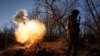 Prajurit Ukraina menembakkan mortir 120mm ke posisi Rusia di garis depan dekat Bakhmut, wilayah Donetsk, Ukraina, Rabu, 11 Januari 2023. (AP/Evgeniy Maloletka)