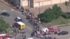 En esta imagen tomada de un video proporcionado por el canal de televisión WFAA, clientes y personal salen de un centro comercial en que se registró un tiroteo, el sábado 6 de mayo de 2023, en Allen, Texas.