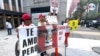 Un reducido grupo de peruanos criticaron, frente a las instalaciones de las Naciones Unidas en Nueva York, las políticas del presidente Pedro Castillo aprovechando que estaba ahí para la 77ª Asamblea General de las Naciones Unidas. Foto: [Antoni Belchi, VOA].