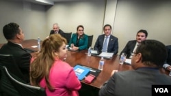 La presidenta de Honduras, Xiomara Castro, se runió con representantes de su país del TPS durante su visita a Nueva Yor para participar en la Asamblea General de la ONU. (Foto VOA / Cortesía)