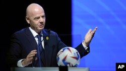 ARCHIVO - El presidente de la FIFA, Gianni Infantino, habla ante el 78vo Congreso de la CONMEBOL en Luque, Praguay, el jueves 11 de abril de 2024