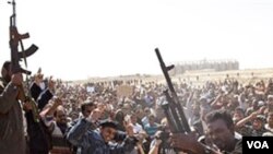 Las fuerzas de oposición se reunieron para el funeral de los defensores de Ajdabiya, en el este de Libia.