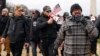 Los miembros de Proud Boys, incluidos Zachary Rehl, izquierda, Ethan Nordean, centro, y Joseph Biggs, caminan hacia el Capitolio de Estados Unidos en Washington, en apoyo al presidente Donald Trump, el 6 de enero de 2021.
