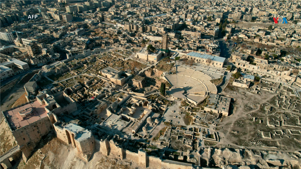Vista aérea de la histórica ciudadela de Alepo y la ciudad circundante, después de que los combatientes rebeldes tomaran el control de la segunda ciudad de Siria.&nbsp;