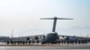 Aviones militares de EE. UU. evacúan desde el aeropuerto de Kabul, Afganistán, a ciudadanos estadounidenses y afganos que califican para visas especiales el 21 de agosto de 2021.