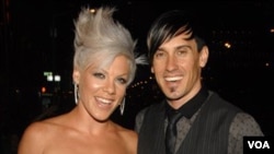 Pink y Hart se casaron en Costa Rica en 2006 y se separaron en 2008, pero se reconciliaron en febrero de 2010.